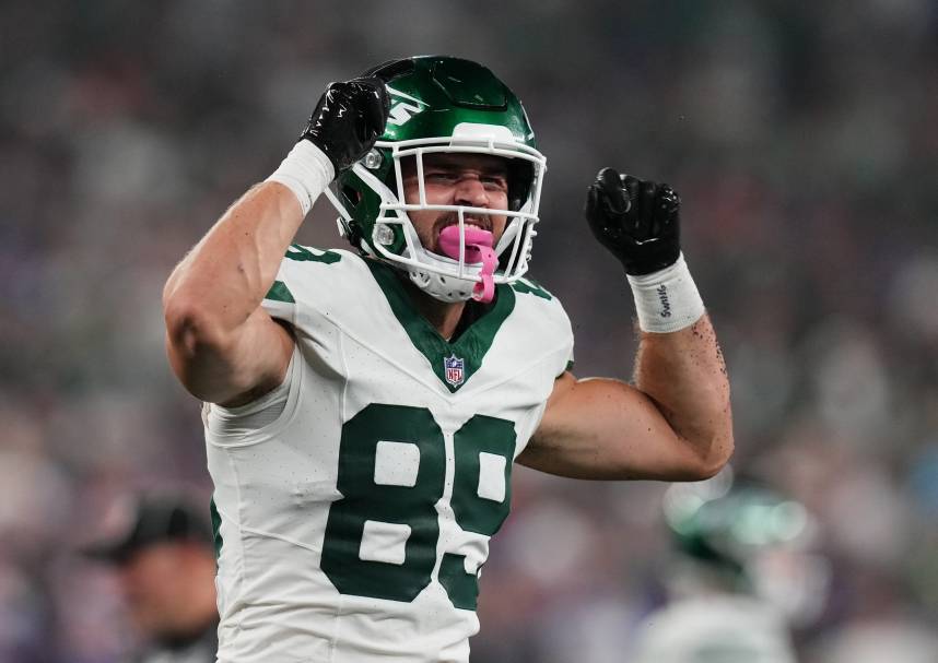 New York Jets tight end Jeremy Ruckert (89) gestures to the crowd in the second half. The Jets defeat the Bills in overtime, 22-16,
