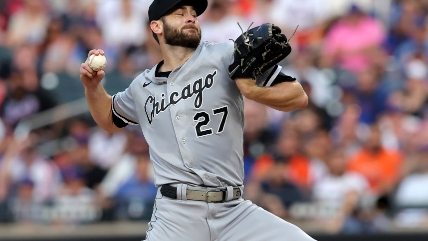 Chicago White Sox starting pitcher Lucas Giolito (27) pitches against the New York Mets during the first inning at Citi Field
