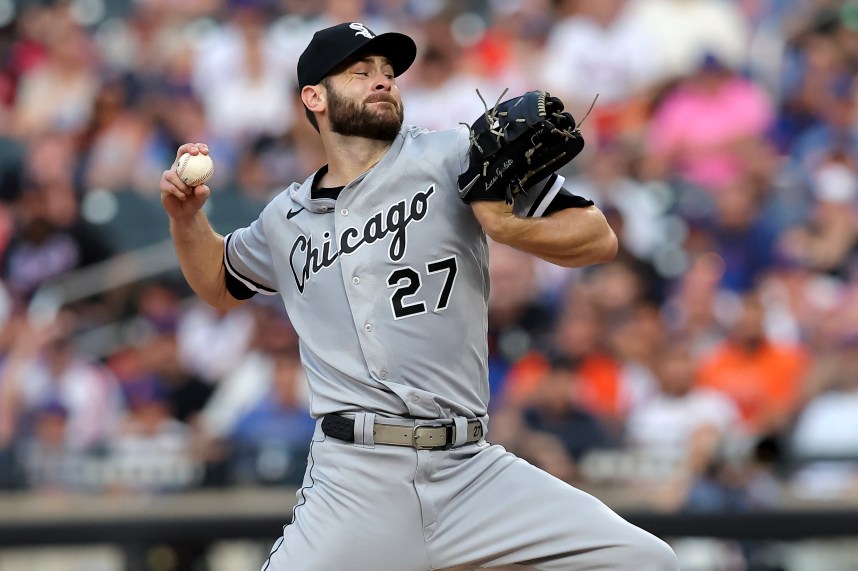 Chicago White Sox starting pitcher Lucas Giolito (27) pitches against the New York Mets during the first inning at Citi Field