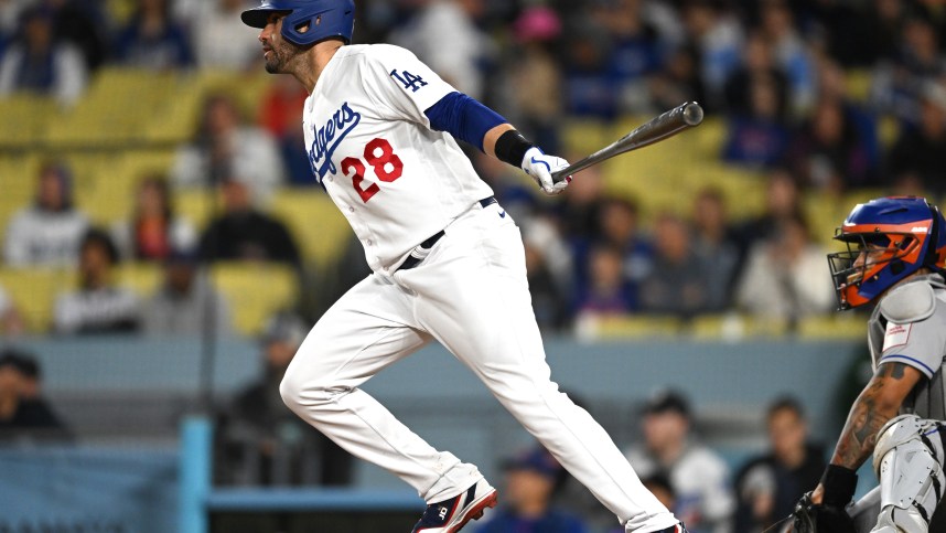 Los Angeles Dodgers left fielder J.D. Martinez (28) singles in a run in the eighth inning against the New York Mets at Dodger Stadium