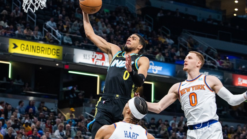 Indiana Pacers guard Tyrese Haliburton (0) shoots the ball while New York Knicks guard Donte DiVincenzo (0) defends in the first quarter at Gainbridge Fieldhouse