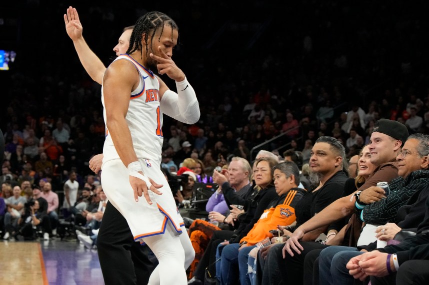New York Knicks guard Jalen Brunson (11) rects after scoring against the Phoenix Suns in the second half at Footprint Center