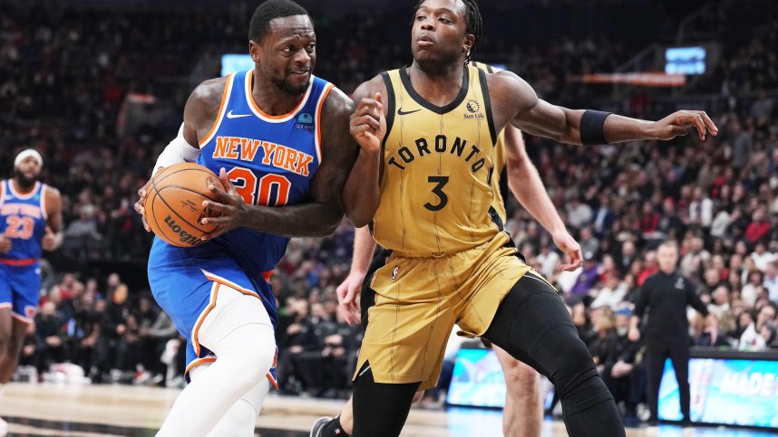 New York Knicks forward Julius Randle (30) controls the ball as Toronto Raptors forward O.G. Anunoby (3) tries to defend during the first quarter at Scotiabank Arena