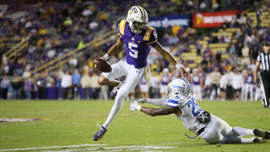 LSU Tigers quarterback Jayden Daniels (5) (New York Giants prospect) avoids the tackle attempt of Georgia State Panthers safety TyGee Leach (29) in the third quarter at Tiger Stadium, new york giants