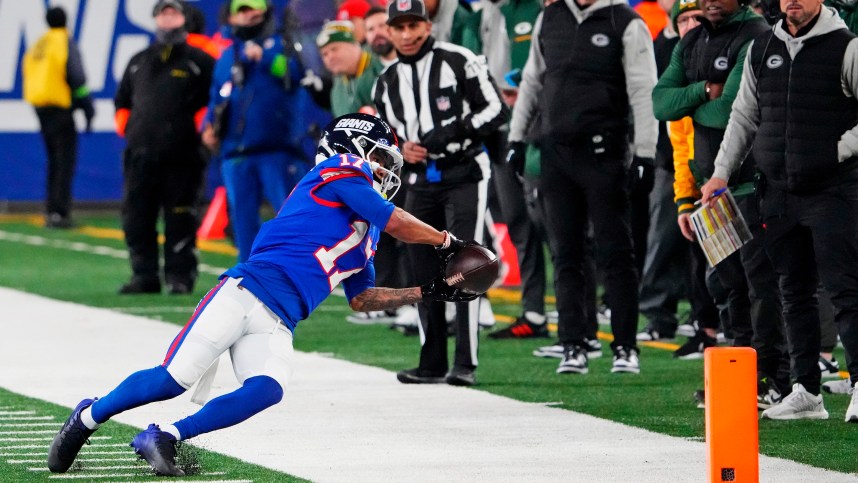 New York Giants wide receiver Wan'Dale Robinson (17) catches a pass on the sidelines during the second quarter against the Green Bay Packers at MetLife Stadium.