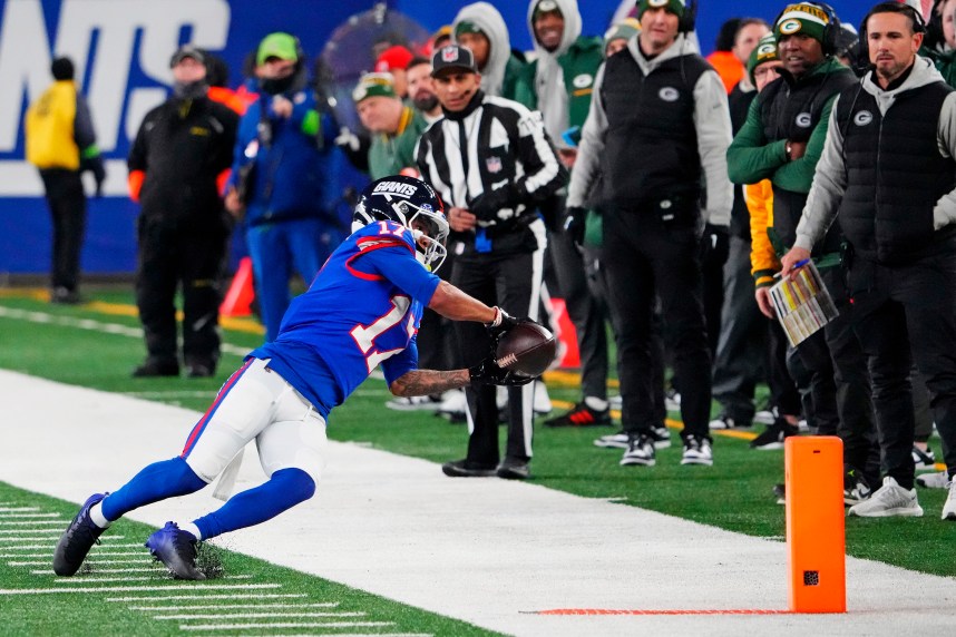 New York Giants wide receiver Wan'Dale Robinson (17) catches a pass on the sidelines during the second quarter against the Green Bay Packers at MetLife Stadium.