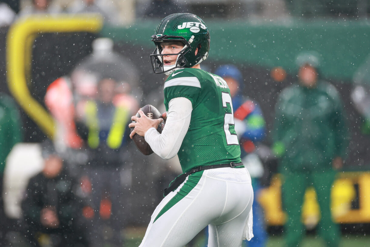 New York Jets quarterback Zach Wilson (2) drops back to pass during the first half against the Houston Texans at MetLife Stadium
