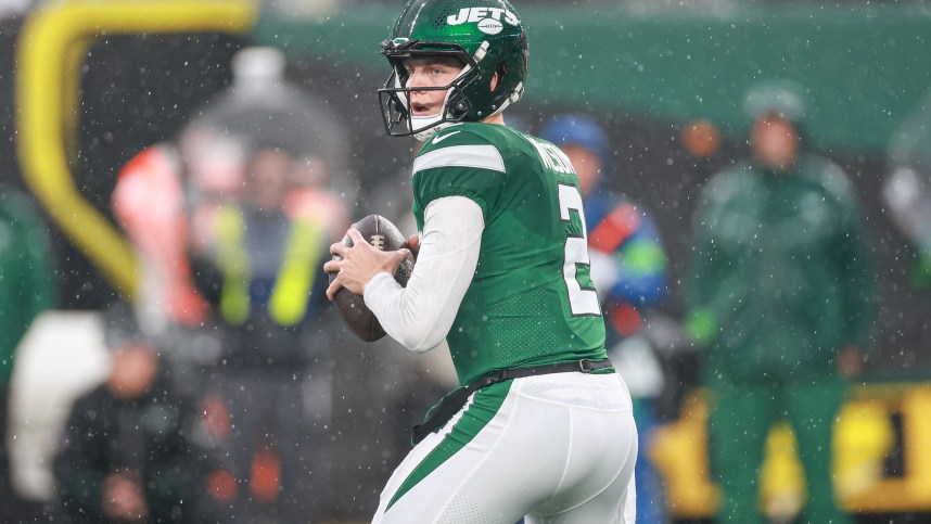 New York Jets quarterback Zach Wilson (2) drops back to pass during the first half against the Houston Texans at MetLife Stadium