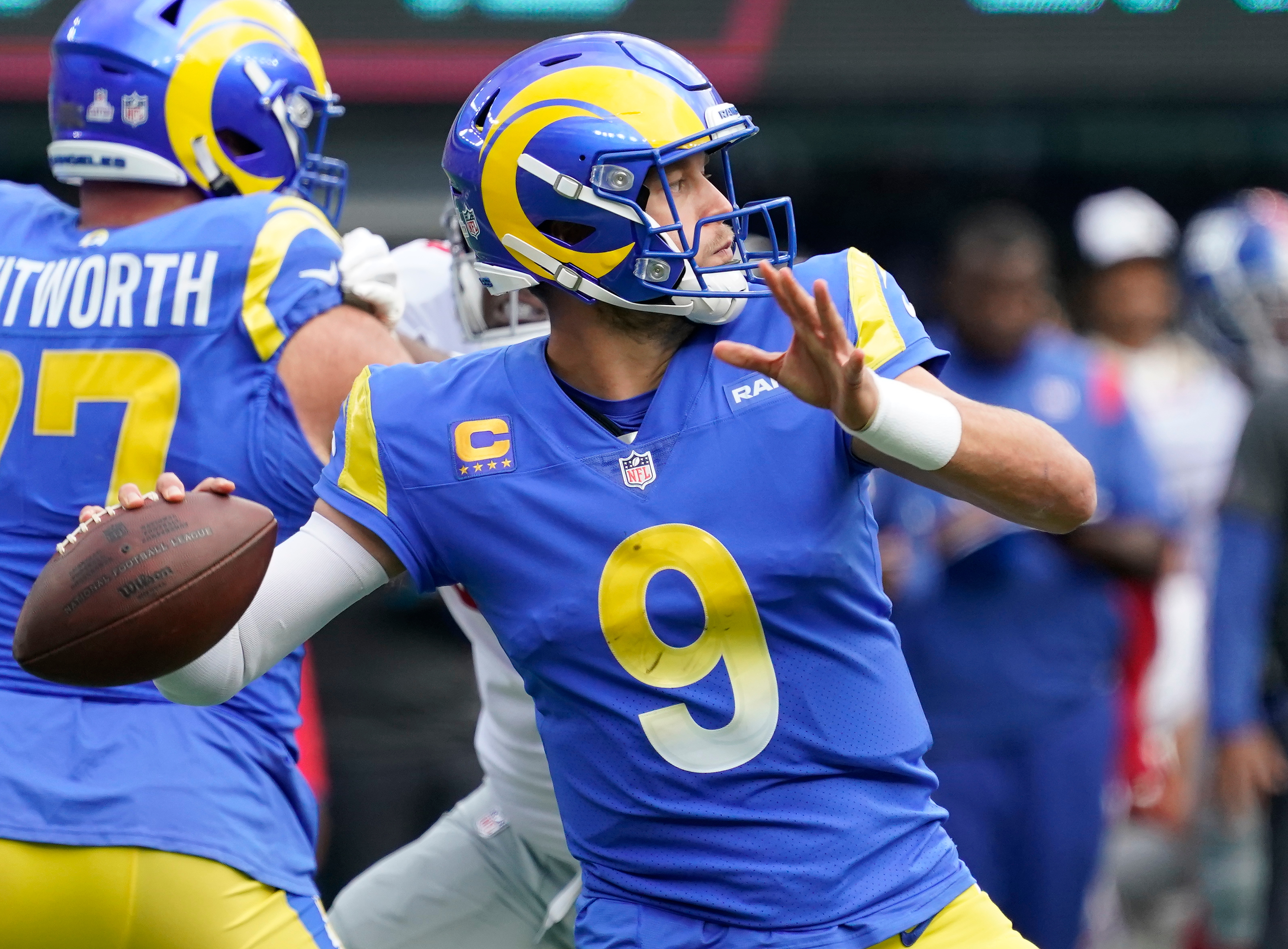 Los Angeles Rams quarterback Matthew Stafford (9) throws against the New York Giants in the 1st half at MetLife Stadium