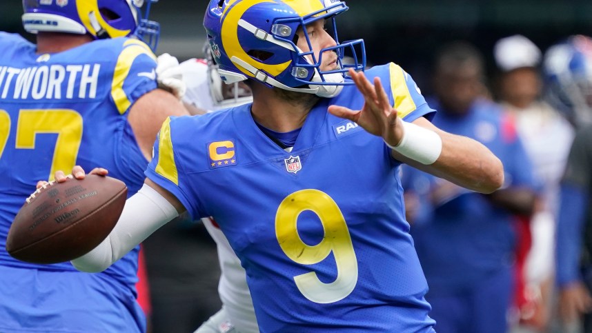 Los Angeles Rams quarterback Matthew Stafford (9) throws against the New York Giants in the 1st half at MetLife Stadium