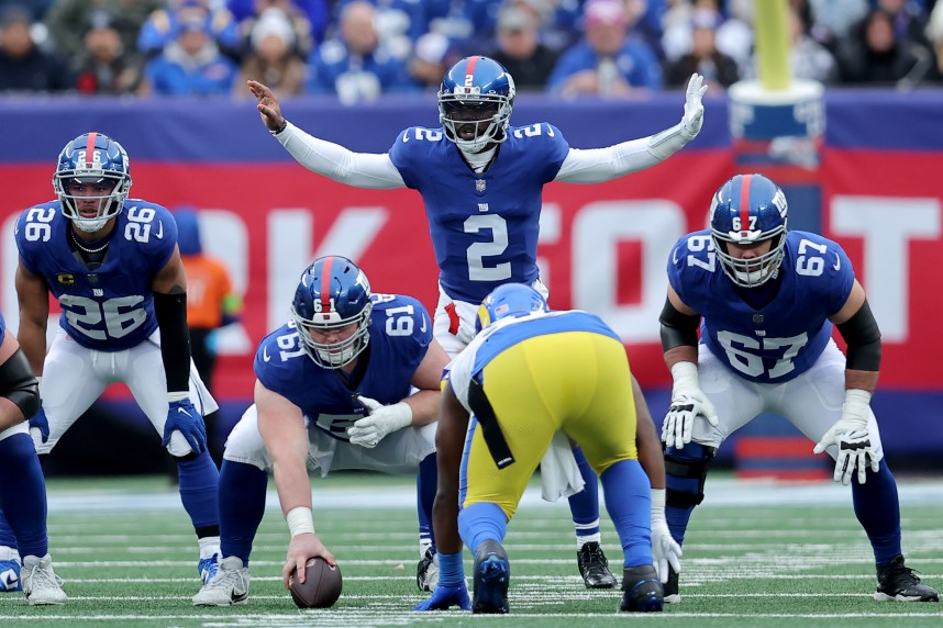 New York Giants quarterback Tyrod Taylor (2) signals at the line during the second quarter against the Los Angeles Rams at MetLife Stadium