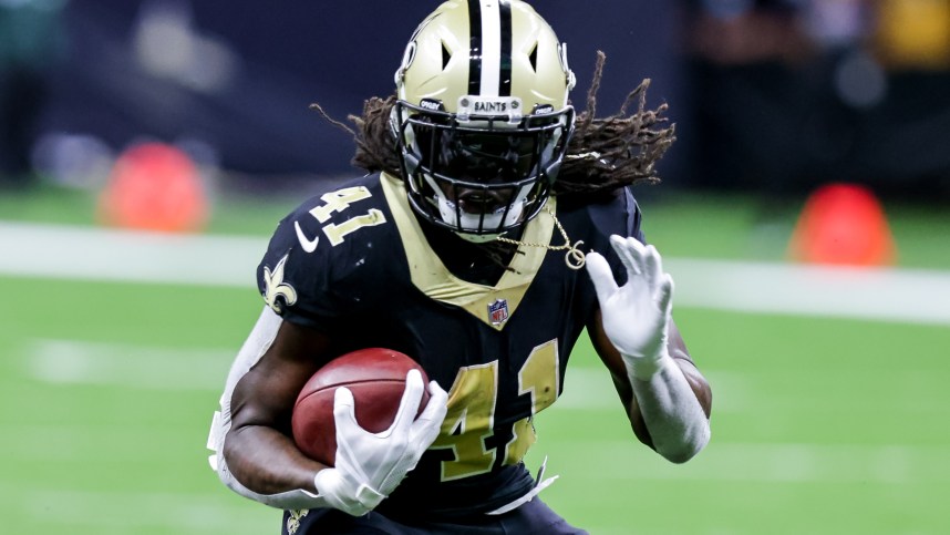 New Orleans Saints running back Alvin Kamara (41) runs in open field against New York Giants during the second half at Caesars Superdome