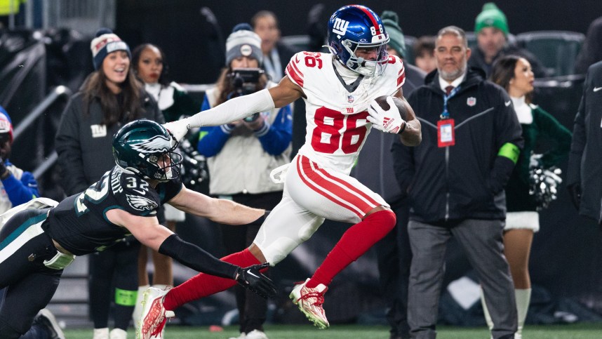 New York Giants wide receiver Darius Slayton (86) runs for a touchdown past Philadelphia Eagles safety Reed Blankenship (32) after a catch during the fourth quarter at Lincoln Financial Field