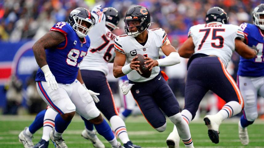 Chicago Bears quarterback Justin Fields (1) scrambles against the New York Giants in the second half. The Giants defeat the Bears, 20-12, at MetLife Stadium on Sunday, Oct. 2, 2022, in East Rutherford.