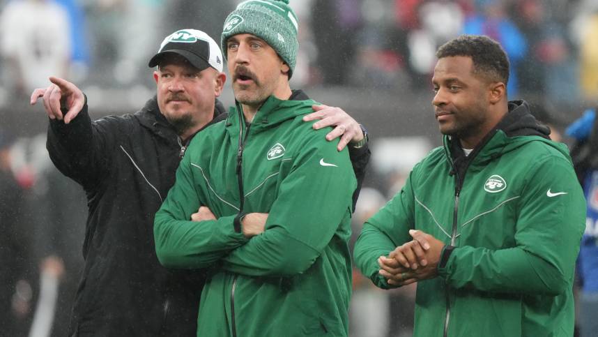 Jets offensive coordinator Nathaniel Hackett with Aaron Rodgers and Randall Cobb before the game