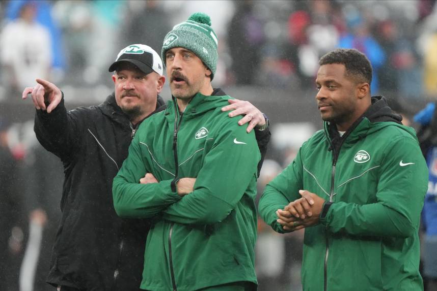 Jets offensive coordinator Nathaniel Hackett with Aaron Rodgers and Randall Cobb before the game