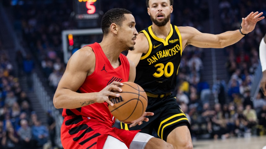 Golden State Warriors guard Stephen Curry (30) defends Portland Trail Blazers guard Malcolm Brogdon (11) during the first half at Chase Center (New York Knicks)