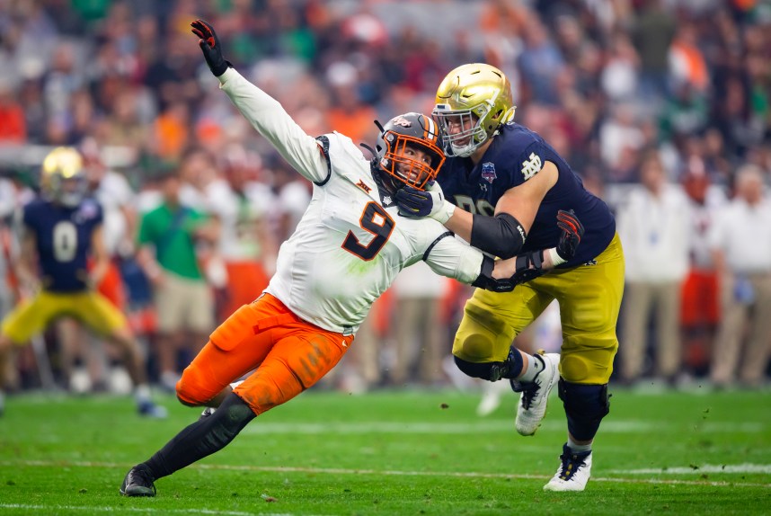 Notre Dame Fighting Irish offensive lineman Joe Alt (76) (New York Giants Prospect) defends against Oklahoma State Cowboys defensive end Brock Martin (9) in the 2022 Fiesta Bowl at State Farm Stadium
