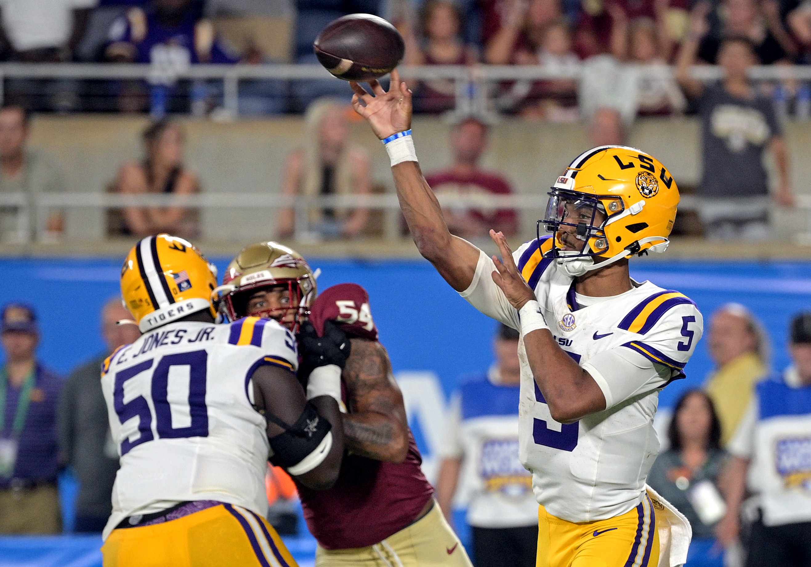 LSU Tigers quarterback Jayden Daniels (5) (New York Giants draft target)