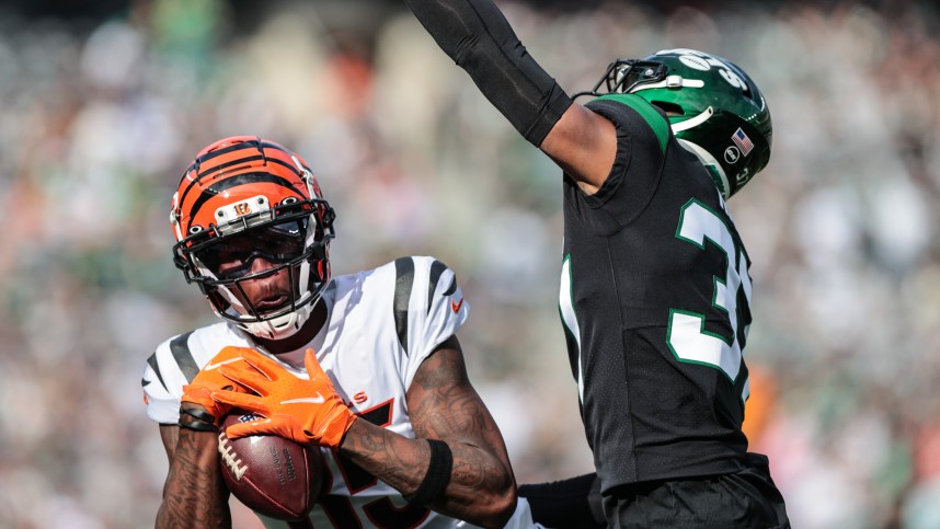 Cincinnati Bengals wide receiver Tee Higgins (85) catches the ball as New York Jets cornerback Bryce Hall (37) defends during the first half at MetLife Stadium