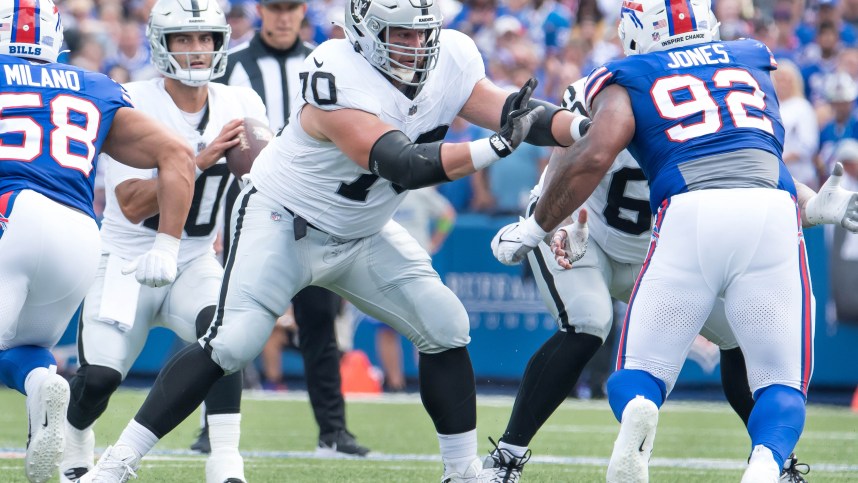 Las Vegas Raiders guard Greg Van Roten (New York Giants free agency target)