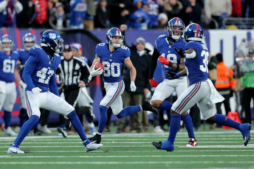 New York Giants wide receiver Gunner Olszewski (80) runs back a punt for a touchdown against the Los Angeles Rams during the fourth quarter at MetLife Stadium