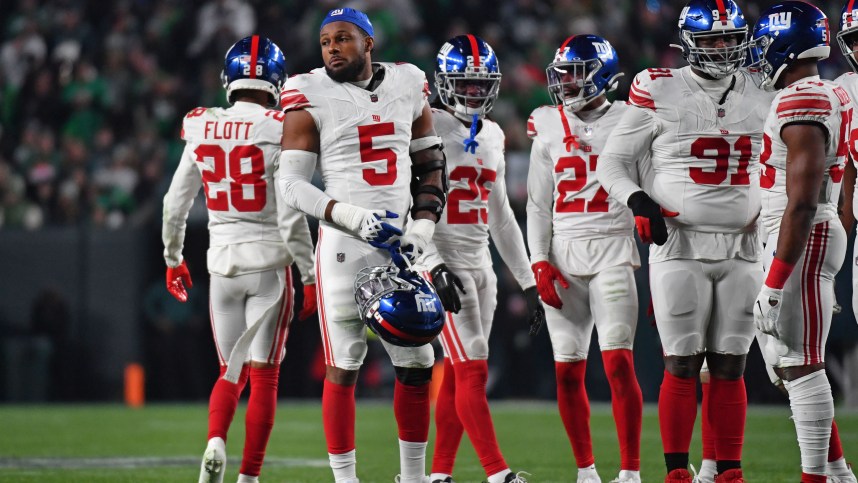 New York Giants linebacker Kayvon Thibodeaux (5) against the Philadelphia Eagles at Lincoln Financial Field