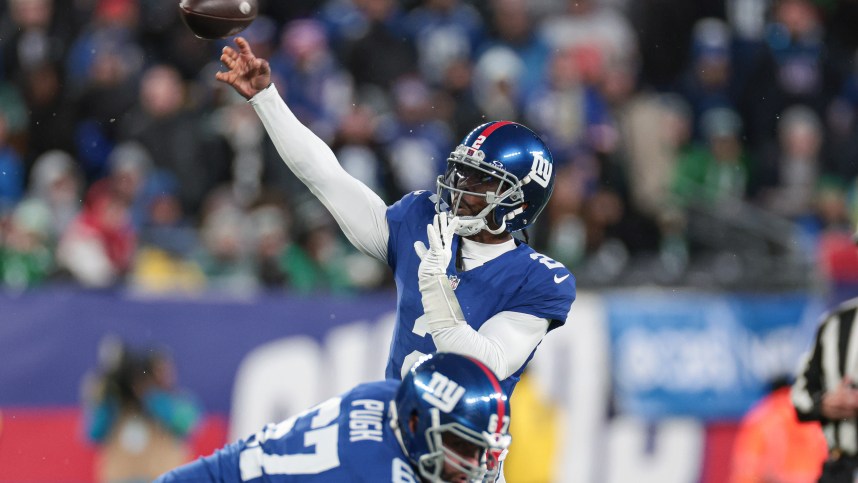 New York Giants quarterback Tyrod Taylor (2) throws the ball during the first quarter against the Philadelphia Eagles at MetLife Stadium