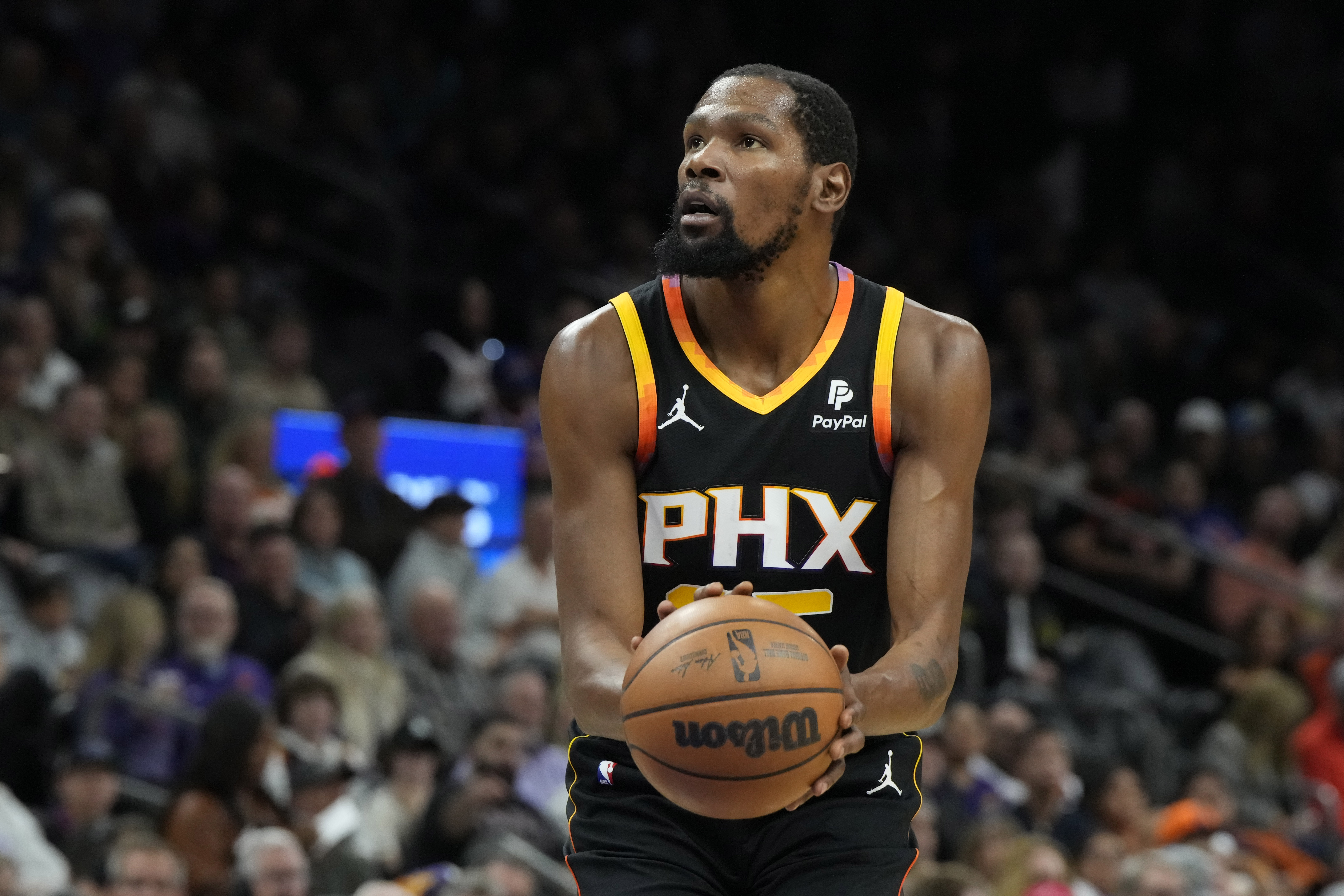 Phoenix Suns forward Kevin Durant (35) shoots a technical foul against the New York Knicks in the first half at Footprint Center