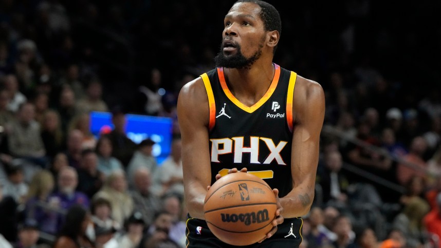 Phoenix Suns forward Kevin Durant (35) shoots a technical foul against the New York Knicks in the first half at Footprint Center