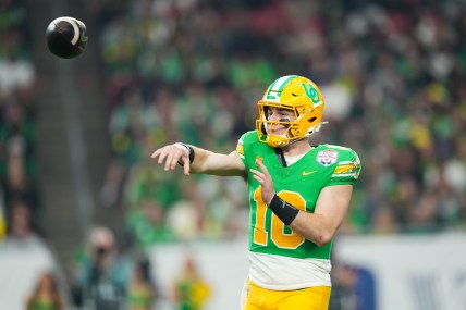 Oregon Ducks quarterback Bo Nix (10) (New York Giants prospect)