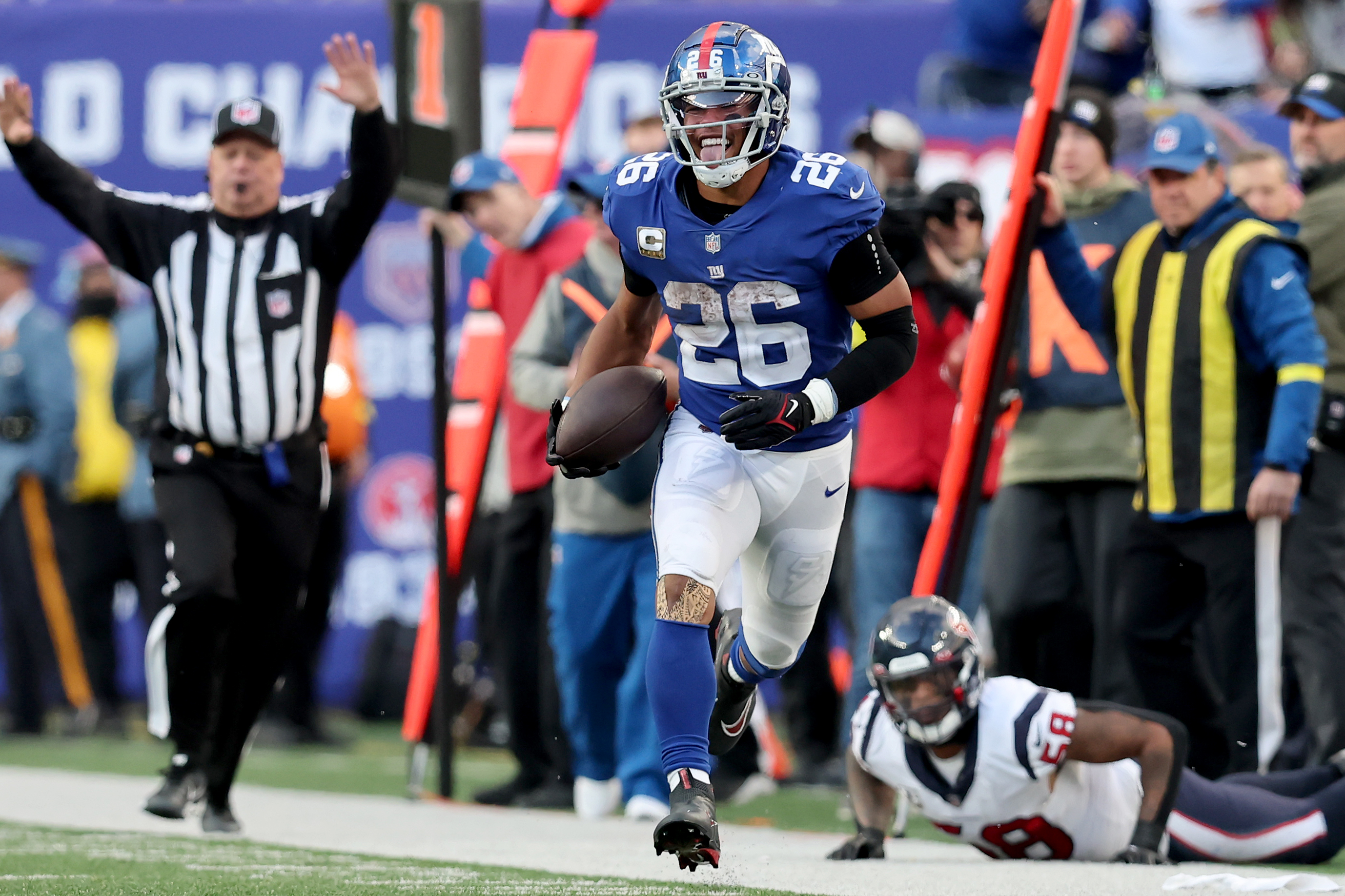 New York Giants running back Saquon Barkley (26) reacts after running the ball against Houston Texans linebacker Christian Kirksey (58) during the fourth quarter at MetLife Stadium