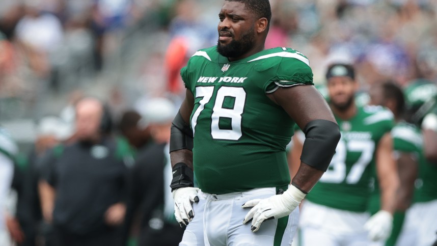 New York Jets guard Laken Tomlinson (78) looks on during an injury time out during the first half against the New York Giants at MetLife Stadium