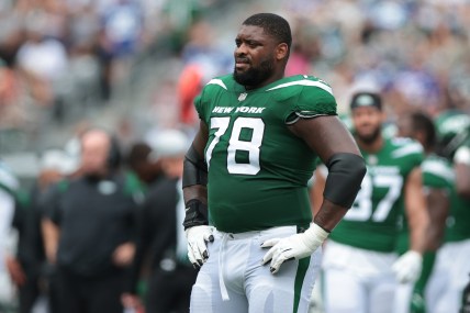 New York Jets guard Laken Tomlinson (78) looks on during an injury time out during the first half against the New York Giants at MetLife Stadium