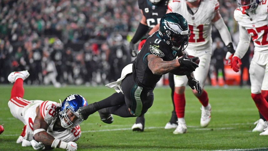 Philadelphia Eagles running back D'Andre Swift (0) scores a touchdown past New York Giants safety Xavier McKinney (29) during the fourth quarter at Lincoln Financial Field