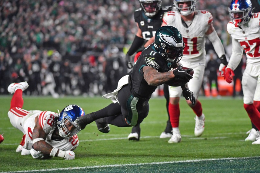 Philadelphia Eagles running back D'Andre Swift (0) scores a touchdown past New York Giants safety Xavier McKinney (29) during the fourth quarter at Lincoln Financial Field