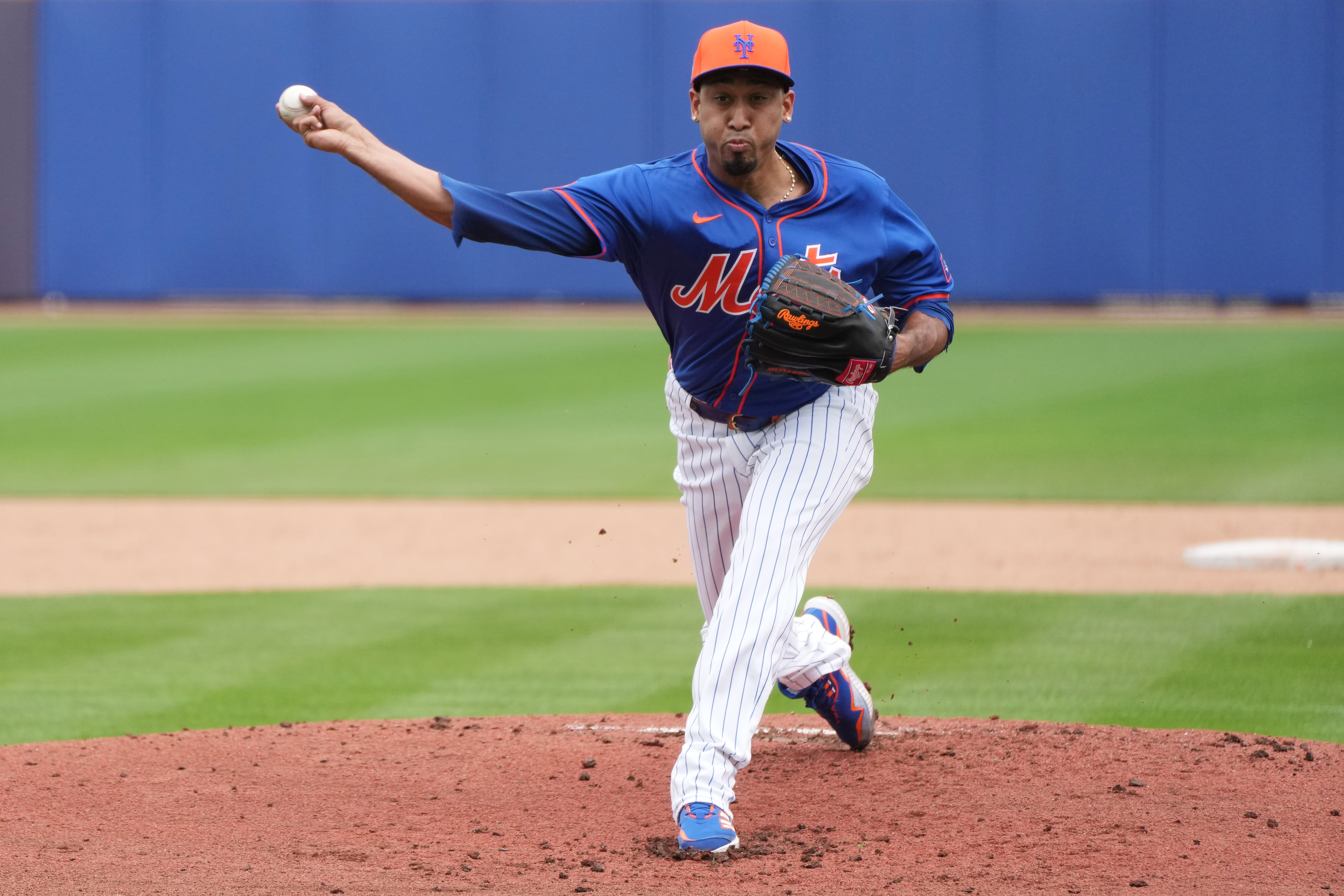 New York Mets relief pitcher Edwin Diaz (39) throws batting practice during workouts at spring training