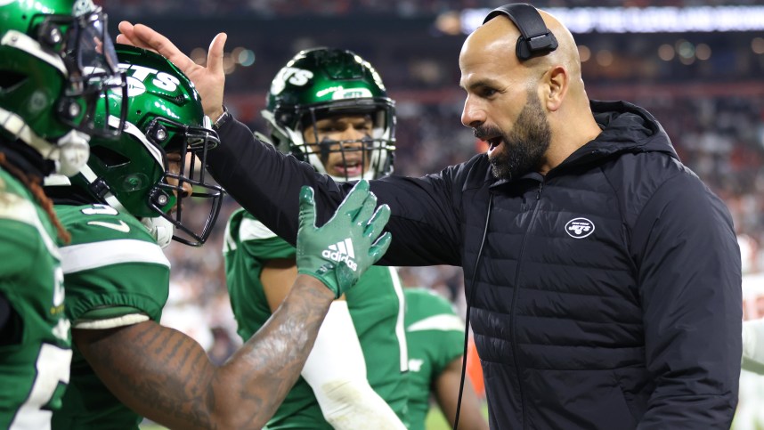 Dec 28, 2023; Cleveland, Ohio, USA; New York Jets head coach Robert Saleh talks to his players during the second half against the Cleveland Browns at Cleveland Browns Stadium. Mandatory Credit: Scott Galvin-USA TODAY Sports