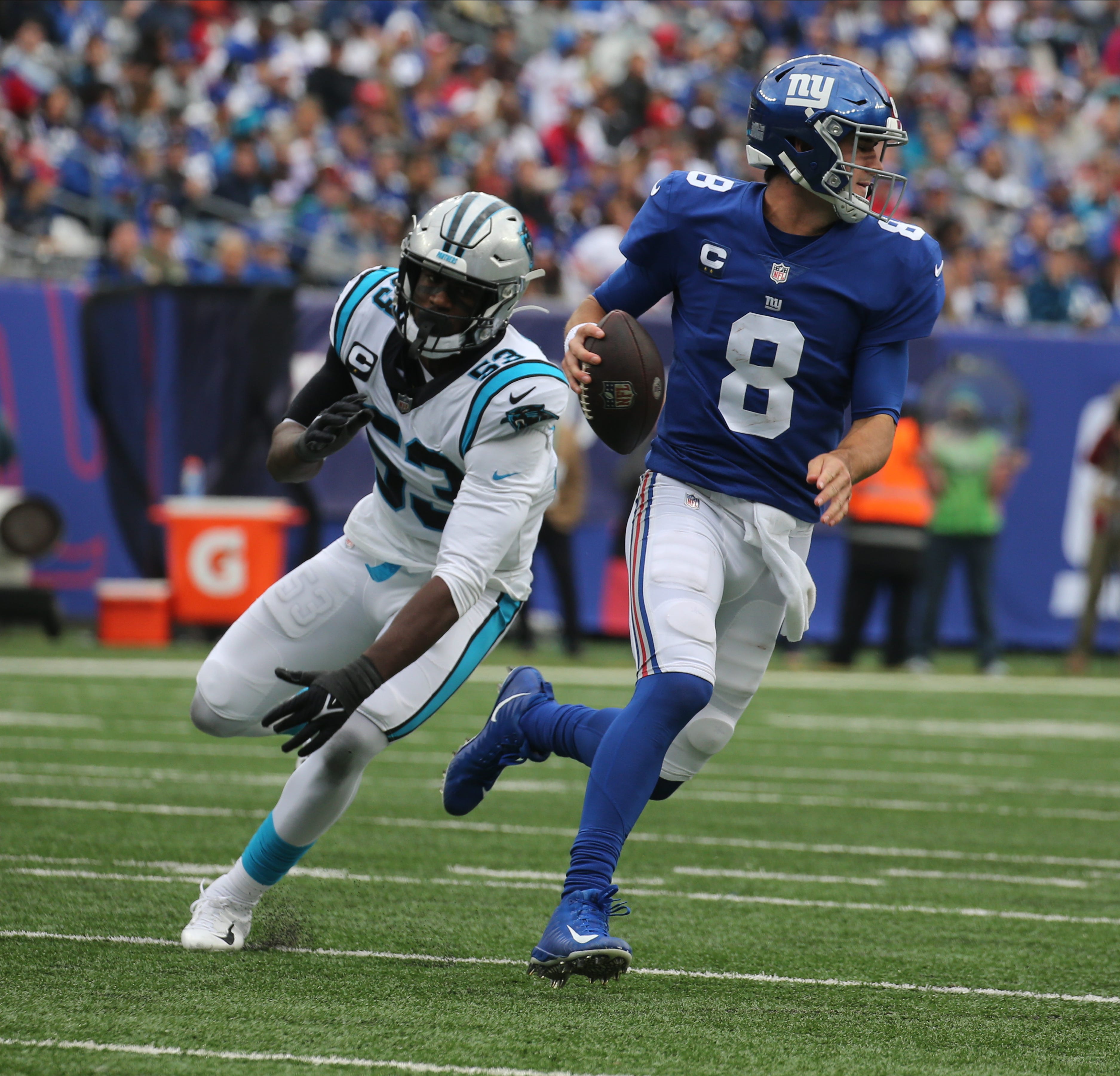 Brian Burns of Carolina chases Giants quarterback Daniel Jones in the second half as the Carolina Panthers faced the New York Giants at MetLife Stadium in East Rutherford, NJ on October 24, 2021.  The Carolina Panthers Faced The New York Giants At Metlife Stadium In East Rutherford Nj On October 24 2021 Credit:Chris Pedota, NorthJersey.com / USA TODAY NETWORK