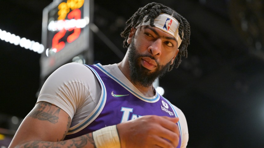 Feb 5, 2022; Los Angeles, California, USA;   Los Angeles Lakers forward Anthony Davis (3) looks at the crowd after getting poked in the eye in the second half against the New York Knicks at Crypto.com Arena. Mandatory Credit: Jayne Kamin-Oncea-USA TODAY Sports