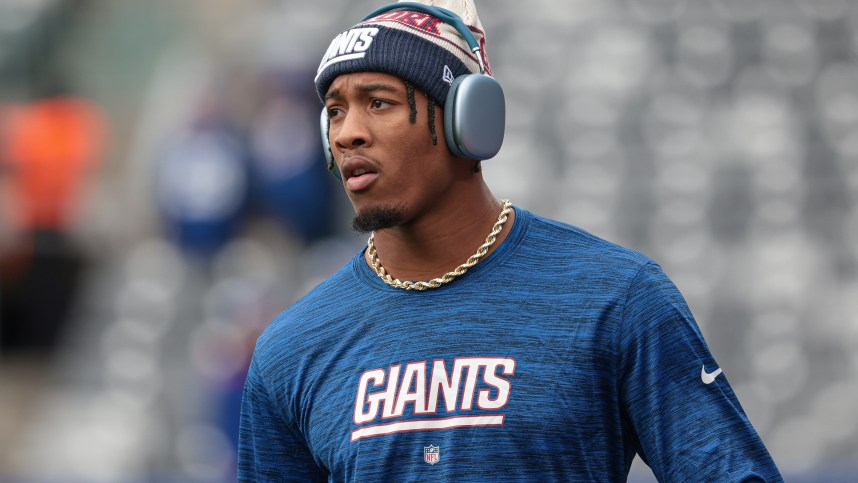 Oct 22, 2023; East Rutherford, New Jersey, USA; New York Giants safety Isaiah Simmons (19) warms up before the game against the Washington Commanders at MetLife Stadium. Mandatory Credit: Vincent Carchietta-USA TODAY Sports