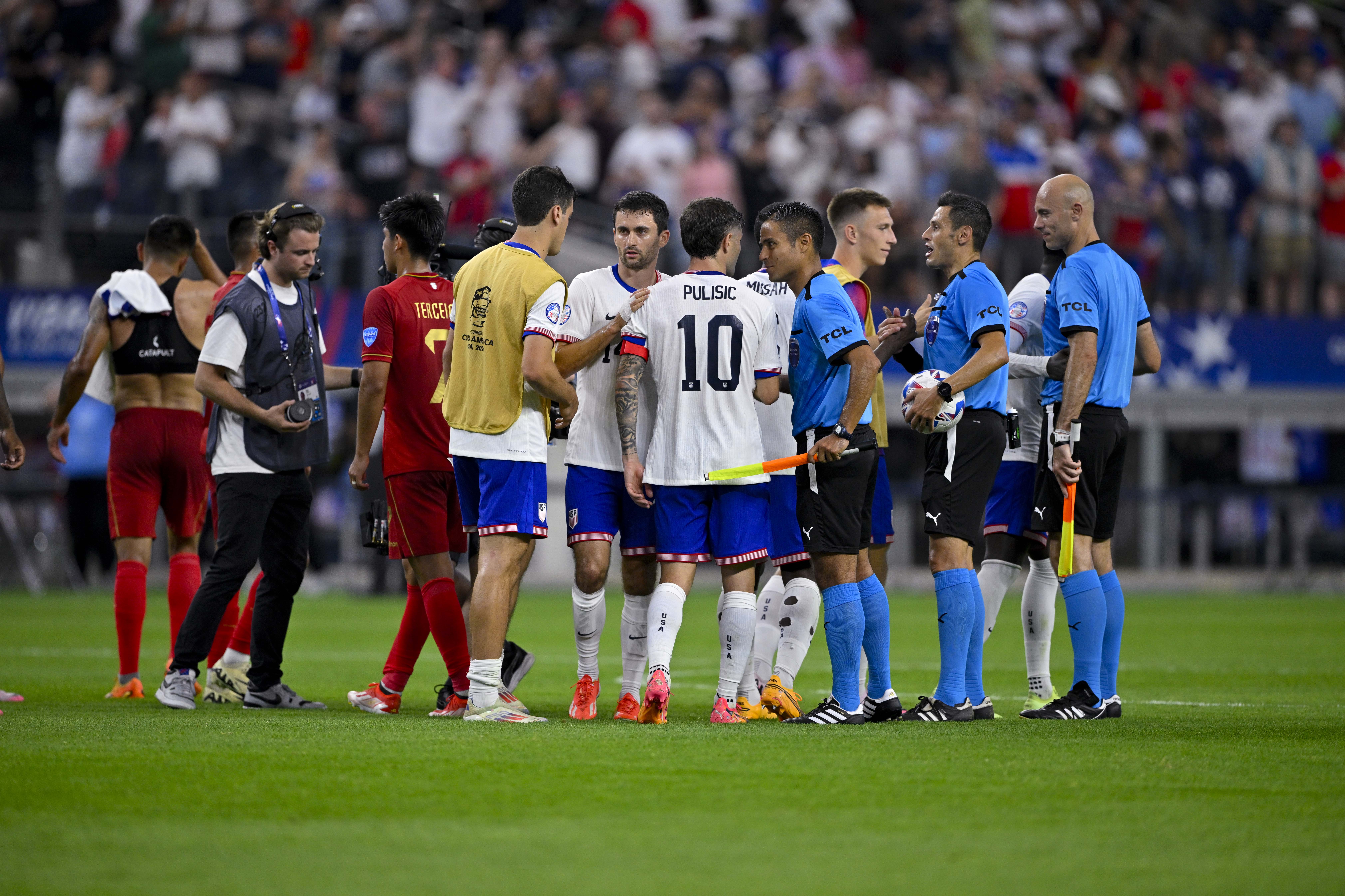 Jun 23, 2024; Arlington, TX, USA; United States forward Christian Pulisic (10) and team USA gather after the game against Bolivia in a 2024 Copa America match at AT&T Stadium. Mandatory Credit: Jerome Miron-USA TODAY Sports