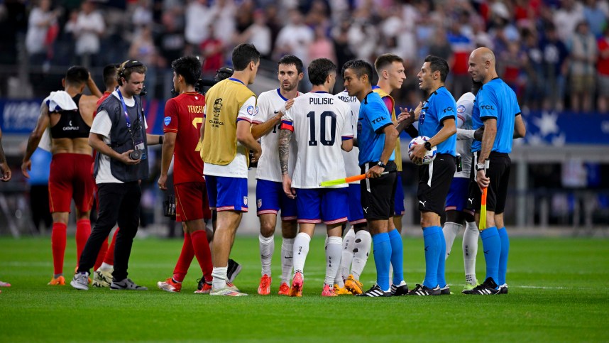 Jun 23, 2024; Arlington, TX, USA; United States forward Christian Pulisic (10) and team USA gather after the game against Bolivia in a 2024 Copa America match at AT&T Stadium. Mandatory Credit: Jerome Miron-USA TODAY Sports