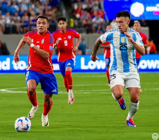 Alexis Sanchez and Lisandro Martinez | Credit: Juan Carlos Rubiano
