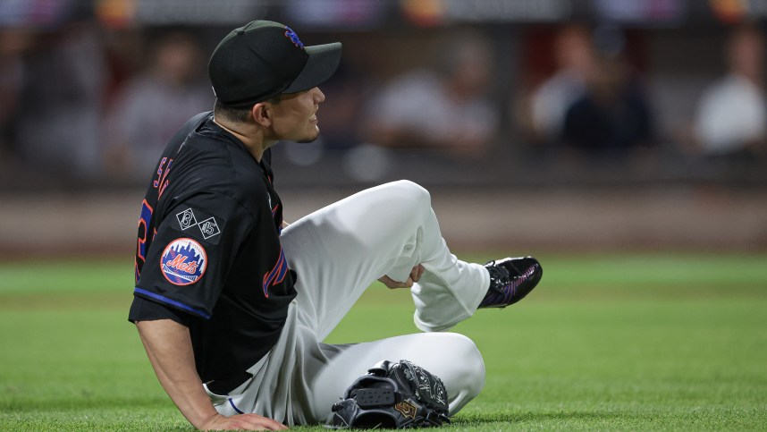 Jul 26, 2024; New York City, New York, USA; New York Mets starting pitcher Kodai Senga (34) reacts after an injury during the fifth inning against the Atlanta Braves at Citi Field. Mandatory Credit: Vincent Carchietta-USA TODAY Sports