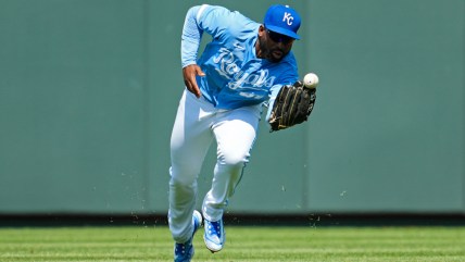 Mets sign a former Gold Glove winner to a minor league contract