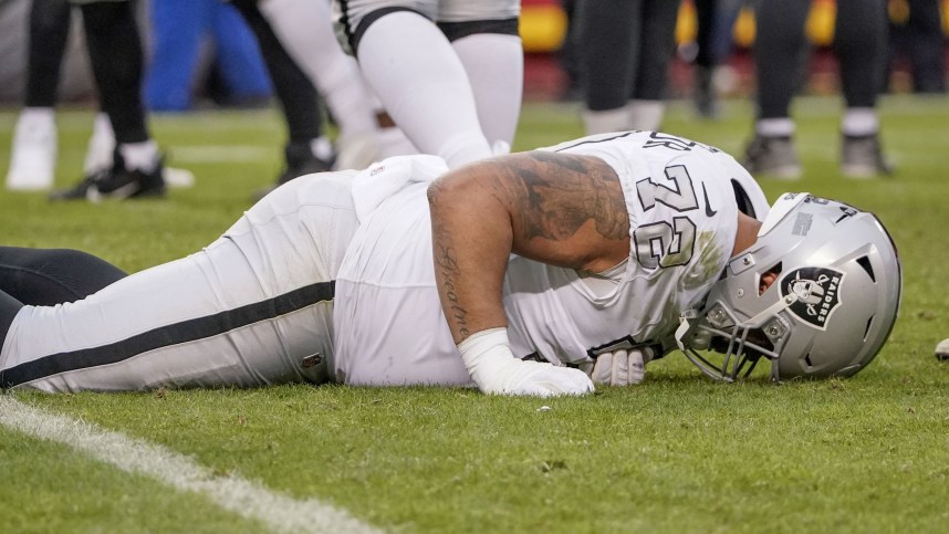 NFL: Las Vegas Raiders at Kansas City Chiefs, giants