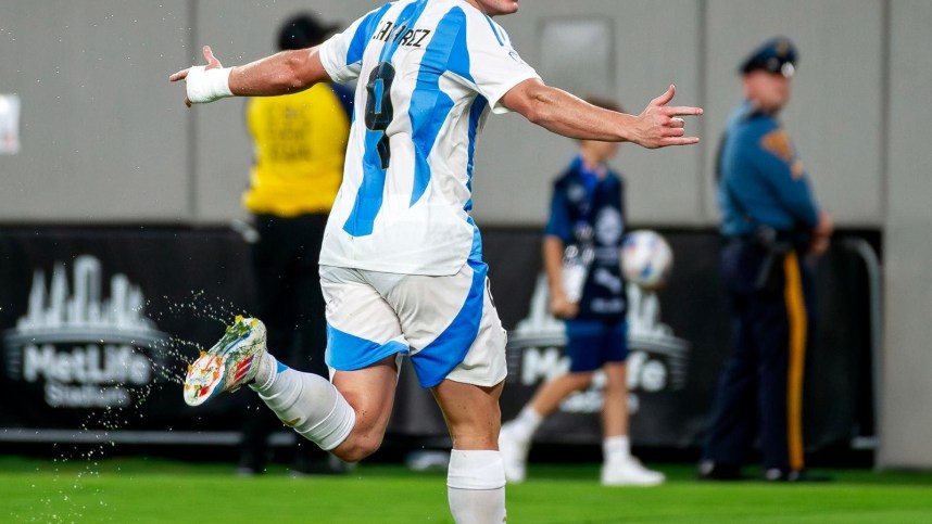 Julian Alvarez celebrates after scoring the opening goal of the game | Credit: Juan Carlos Rubiano