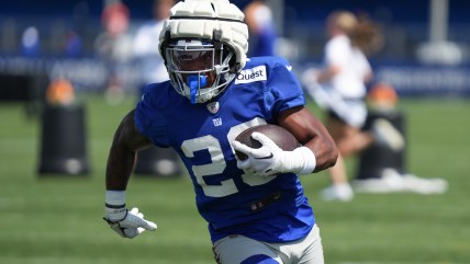 Giants’ exciting rookie running back carted off practice field