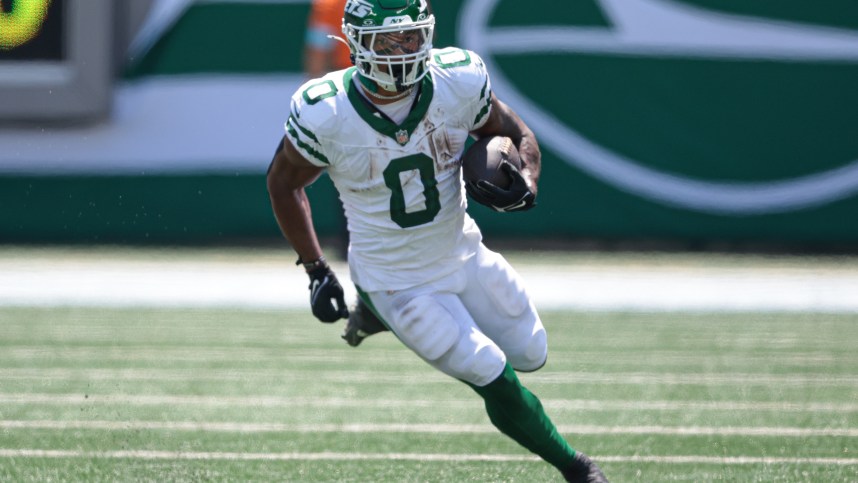 Aug 10, 2024; East Rutherford, New Jersey, USA; New York Jets running back Braelon Allen (0) carries the ball during the first half against the Washington Commanders at MetLife Stadium. Mandatory Credit: Vincent Carchietta-USA TODAY Sports